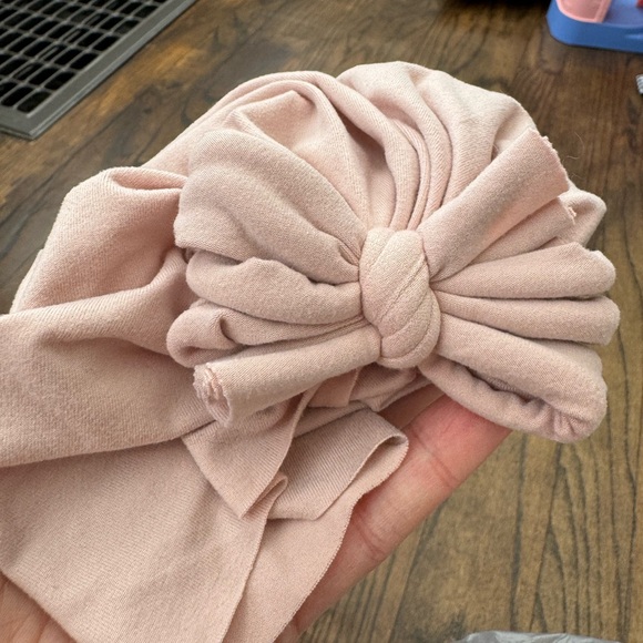 Blush bunny knot - Picture 1 of 3